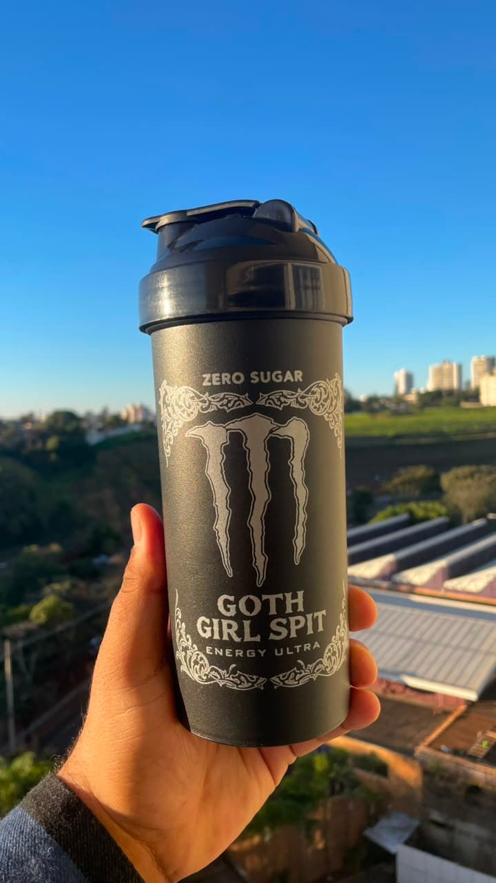 Coqueteleira Goth Girl Spit erguida contra o céu, prédios ao longe
